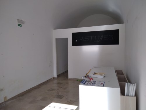 Locale Commerciale Centrale in Buono Stato